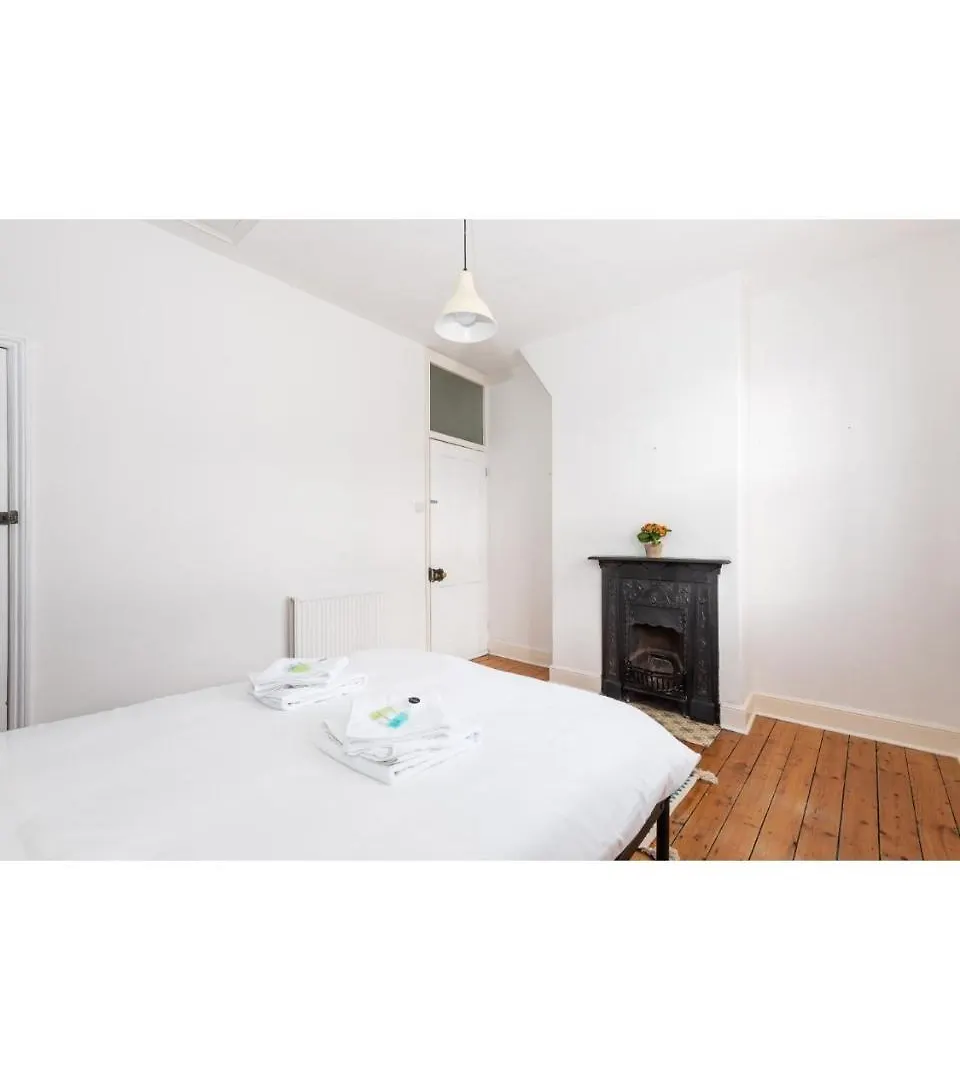 Bright & Beautiful Period Property - Pass The Keys York Apartment