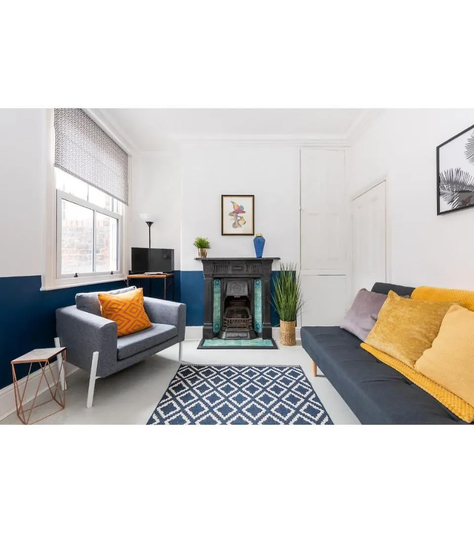 Bright & Beautiful Period Property - Pass The Keys location