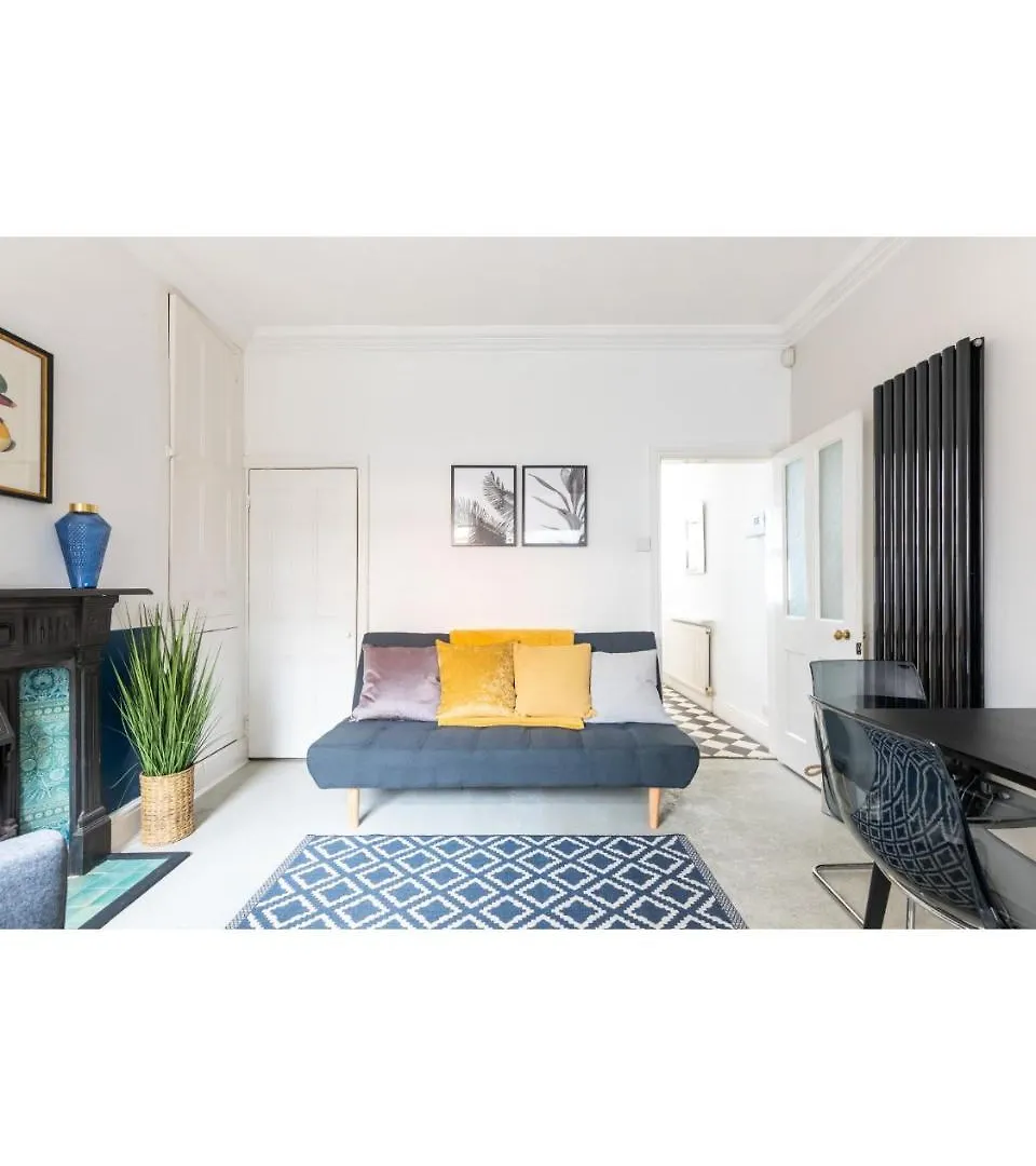 Bright & Beautiful Period Property - Pass The Keys York Apartment