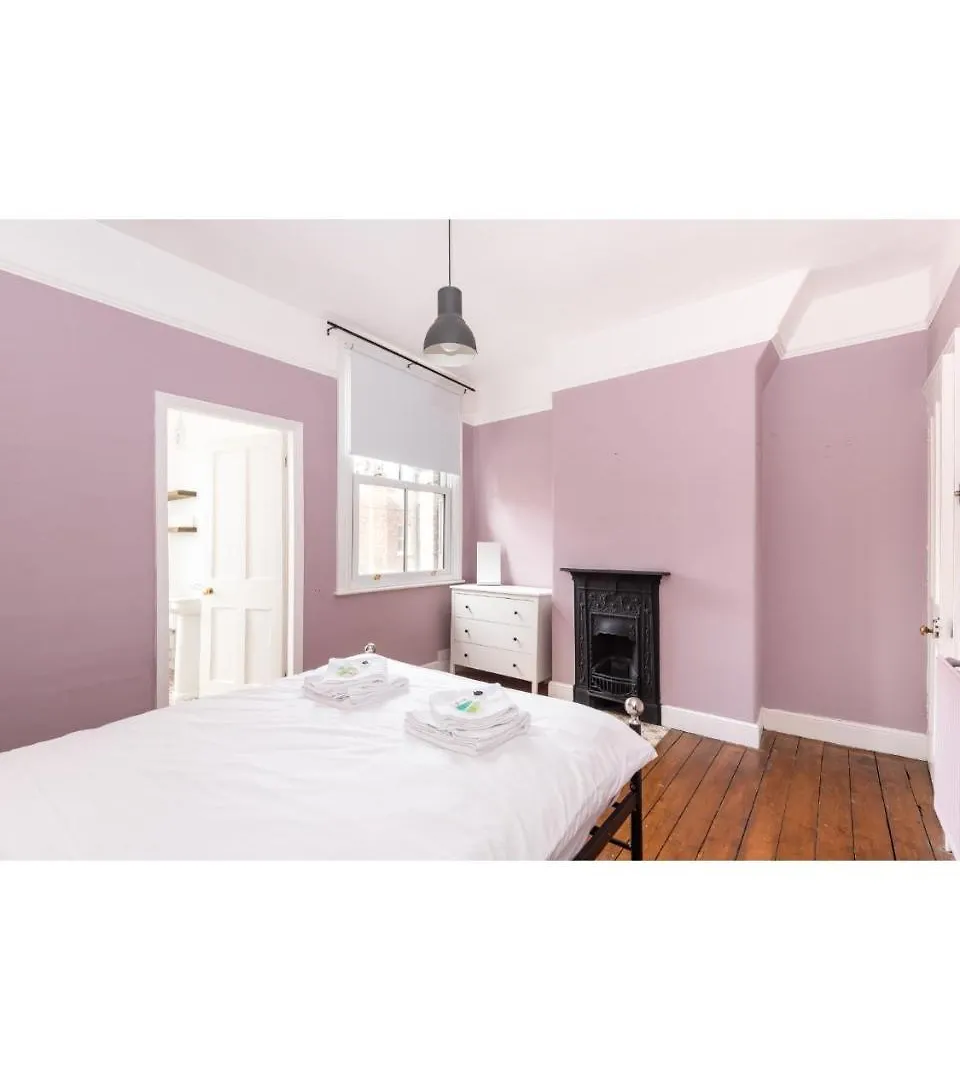 Bright & Beautiful Period Property - Pass The Keys York Apartment