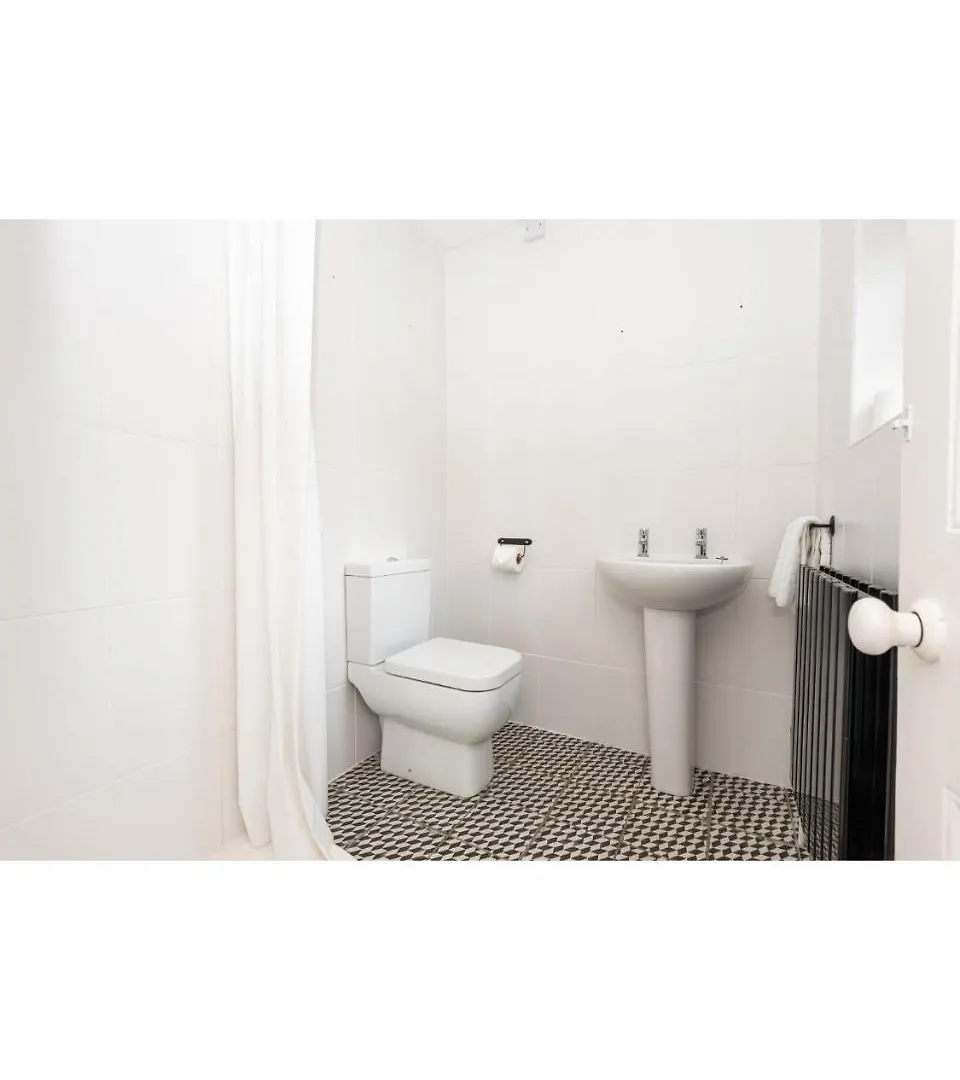 Bright & Beautiful Period Property - Pass The Keys York