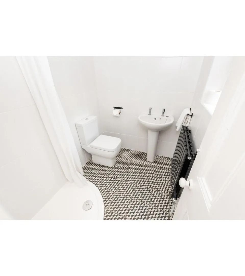 Bright & Beautiful Period Property - Pass The Keys York Apartment